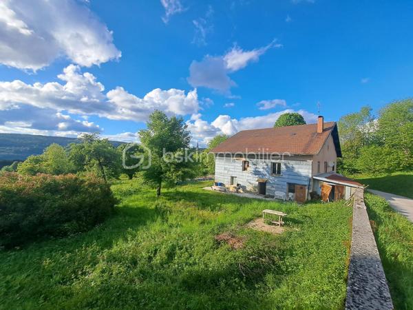 Situé à La Mouille – Hauts de Bienne (39400), à seulement 15 km de la frontière suisse, ancien relais douanier en pierres offrant un fort potentiel de rénovation et d’aménagement.

Édifiée sur un terrain de 3 796 m², cette bâtisse de caractère développe environ 200 m² au sol répartis sur 3 niveaux, avec de très beaux volumes et une belle hauteur sous plafond.

Une partie habitable d’environ 60 m² est déjà aménagée au 1er étage et comprend :
une cuisine ouverte sur la pièce de vie, une chambre, une salle de bain, un WC.

Le reste du bâtiment offre d’importants espaces à réhabiliter avec plusieurs volumes sur deux niveaux, laissant libre cours à de nombreux projets :
grande maison familiale, création de plusieurs logements, investissement locatif, gîtes ou activité touristique.

Les travaux de rénovation ont déjà été engagés :
une partie des dalles est réalisée, structure et volumes déjà ouverts, nombreuses ouvertures apportant une belle luminosité, grandes fenêtres au rez-de-chaussée.
La toiture est en bon état.
Le bien est raccordé au tout-à-l’égout.
Fenêtres présentes sur tous les niveaux en simple vitrage.
Le matériel nécessaire à la réalisation des dalles restantes est vendu avec le bien.
Une petite dépendance d’environ 30 m² complète la propriété.