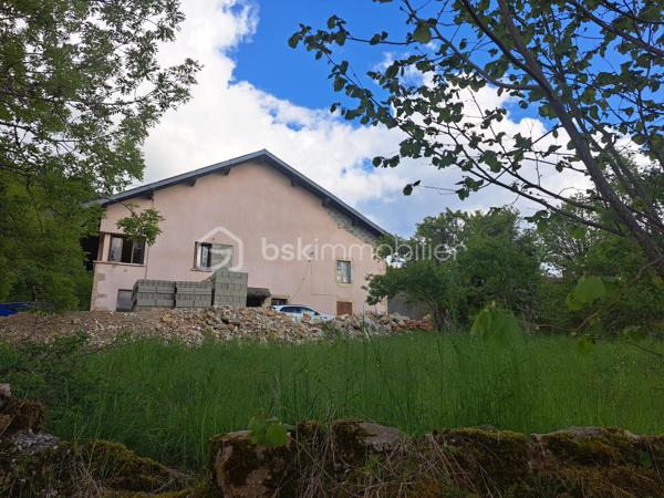 Situé à La Mouille – Hauts de Bienne (39400), à seulement 15 km de la frontière suisse, ancien relais douanier en pierres offrant un fort potentiel de rénovation et d’aménagement.

Édifiée sur un terrain de 3 796 m², cette bâtisse de caractère développe environ 200 m² au sol répartis sur 3 niveaux, avec de très beaux volumes et une belle hauteur sous plafond.

Une partie habitable d’environ 60 m² est déjà aménagée au 1er étage et comprend :
une cuisine ouverte sur la pièce de vie, une chambre, une salle de bain, un WC.

Le reste du bâtiment offre d’importants espaces à réhabiliter avec plusieurs volumes sur deux niveaux, laissant libre cours à de nombreux projets :
grande maison familiale, création de plusieurs logements, investissement locatif, gîtes ou activité touristique.

Les travaux de rénovation ont déjà été engagés :
une partie des dalles est réalisée, structure et volumes déjà ouverts, nombreuses ouvertures apportant une belle luminosité, grandes fenêtres au rez-de-chaussée.
La toiture est en bon état.
Le bien est raccordé au tout-à-l’égout.
Fenêtres présentes sur tous les niveaux en simple vitrage.
Le matériel nécessaire à la réalisation des dalles restantes est vendu avec le bien.
Une petite dépendance d’environ 30 m² complète la propriété.