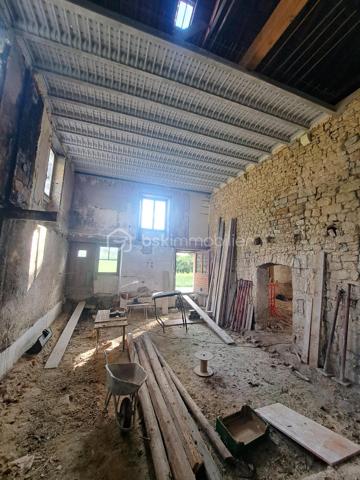 Situé à La Mouille – Hauts de Bienne (39400), à seulement 15 km de la frontière suisse, ancien relais douanier en pierres offrant un fort potentiel de rénovation et d’aménagement.

Édifiée sur un terrain de 3 796 m², cette bâtisse de caractère développe environ 200 m² au sol répartis sur 3 niveaux, avec de très beaux volumes et une belle hauteur sous plafond.

Une partie habitable d’environ 60 m² est déjà aménagée au 1er étage et comprend :
une cuisine ouverte sur la pièce de vie, une chambre, une salle de bain, un WC.

Le reste du bâtiment offre d’importants espaces à réhabiliter avec plusieurs volumes sur deux niveaux, laissant libre cours à de nombreux projets :
grande maison familiale, création de plusieurs logements, investissement locatif, gîtes ou activité touristique.

Les travaux de rénovation ont déjà été engagés :
une partie des dalles est réalisée, structure et volumes déjà ouverts, nombreuses ouvertures apportant une belle luminosité, grandes fenêtres au rez-de-chaussée.
La toiture est en bon état.
Le bien est raccordé au tout-à-l’égout.
Fenêtres présentes sur tous les niveaux en simple vitrage.
Le matériel nécessaire à la réalisation des dalles restantes est vendu avec le bien.
Une petite dépendance d’environ 30 m² complète la propriété.
