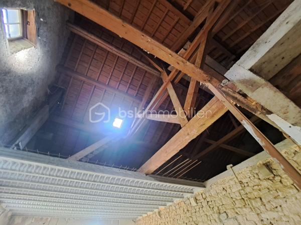 Situé à La Mouille – Hauts de Bienne (39400), à seulement 15 km de la frontière suisse, ancien relais douanier en pierres offrant un fort potentiel de rénovation et d’aménagement.

Édifiée sur un terrain de 3 796 m², cette bâtisse de caractère développe environ 200 m² au sol répartis sur 3 niveaux, avec de très beaux volumes et une belle hauteur sous plafond.

Une partie habitable d’environ 60 m² est déjà aménagée au 1er étage et comprend :
une cuisine ouverte sur la pièce de vie, une chambre, une salle de bain, un WC.

Le reste du bâtiment offre d’importants espaces à réhabiliter avec plusieurs volumes sur deux niveaux, laissant libre cours à de nombreux projets :
grande maison familiale, création de plusieurs logements, investissement locatif, gîtes ou activité touristique.

Les travaux de rénovation ont déjà été engagés :
une partie des dalles est réalisée, structure et volumes déjà ouverts, nombreuses ouvertures apportant une belle luminosité, grandes fenêtres au rez-de-chaussée.
La toiture est en bon état.
Le bien est raccordé au tout-à-l’égout.
Fenêtres présentes sur tous les niveaux en simple vitrage.
Le matériel nécessaire à la réalisation des dalles restantes est vendu avec le bien.
Une petite dépendance d’environ 30 m² complète la propriété.