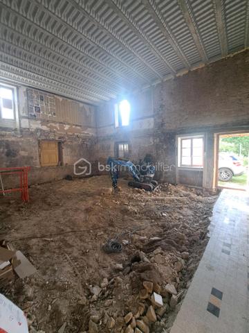Situé à La Mouille – Hauts de Bienne (39400), à seulement 15 km de la frontière suisse, ancien relais douanier en pierres offrant un fort potentiel de rénovation et d’aménagement.

Édifiée sur un terrain de 3 796 m², cette bâtisse de caractère développe environ 200 m² au sol répartis sur 3 niveaux, avec de très beaux volumes et une belle hauteur sous plafond.

Une partie habitable d’environ 60 m² est déjà aménagée au 1er étage et comprend :
une cuisine ouverte sur la pièce de vie, une chambre, une salle de bain, un WC.

Le reste du bâtiment offre d’importants espaces à réhabiliter avec plusieurs volumes sur deux niveaux, laissant libre cours à de nombreux projets :
grande maison familiale, création de plusieurs logements, investissement locatif, gîtes ou activité touristique.

Les travaux de rénovation ont déjà été engagés :
une partie des dalles est réalisée, structure et volumes déjà ouverts, nombreuses ouvertures apportant une belle luminosité, grandes fenêtres au rez-de-chaussée.
La toiture est en bon état.
Le bien est raccordé au tout-à-l’égout.
Fenêtres présentes sur tous les niveaux en simple vitrage.
Le matériel nécessaire à la réalisation des dalles restantes est vendu avec le bien.
Une petite dépendance d’environ 30 m² complète la propriété.