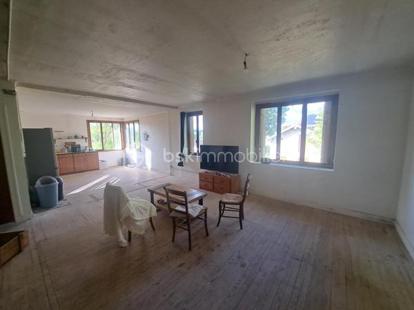 Situé à La Mouille – Hauts de Bienne (39400), à seulement 15 km de la frontière suisse, ancien relais douanier en pierres offrant un fort potentiel de rénovation et d’aménagement.

Édifiée sur un terrain de 3 796 m², cette bâtisse de caractère développe environ 200 m² au sol répartis sur 3 niveaux, avec de très beaux volumes et une belle hauteur sous plafond.

Une partie habitable d’environ 60 m² est déjà aménagée au 1er étage et comprend :
une cuisine ouverte sur la pièce de vie, une chambre, une salle de bain, un WC.

Le reste du bâtiment offre d’importants espaces à réhabiliter avec plusieurs volumes sur deux niveaux, laissant libre cours à de nombreux projets :
grande maison familiale, création de plusieurs logements, investissement locatif, gîtes ou activité touristique.

Les travaux de rénovation ont déjà été engagés :
une partie des dalles est réalisée, structure et volumes déjà ouverts, nombreuses ouvertures apportant une belle luminosité, grandes fenêtres au rez-de-chaussée.
La toiture est en bon état.
Le bien est raccordé au tout-à-l’égout.
Fenêtres présentes sur tous les niveaux en simple vitrage.
Le matériel nécessaire à la réalisation des dalles restantes est vendu avec le bien.
Une petite dépendance d’environ 30 m² complète la propriété.