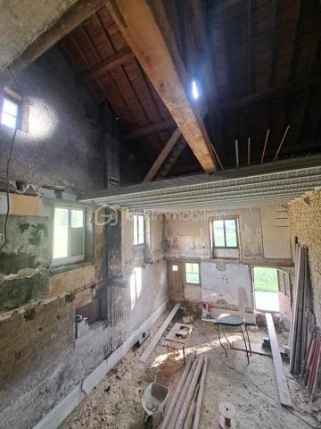 Situé à La Mouille – Hauts de Bienne (39400), à seulement 15 km de la frontière suisse, ancien relais douanier en pierres offrant un fort potentiel de rénovation et d’aménagement.

Édifiée sur un terrain de 3 796 m², cette bâtisse de caractère développe environ 200 m² au sol répartis sur 3 niveaux, avec de très beaux volumes et une belle hauteur sous plafond.

Une partie habitable d’environ 60 m² est déjà aménagée au 1er étage et comprend :
une cuisine ouverte sur la pièce de vie, une chambre, une salle de bain, un WC.

Le reste du bâtiment offre d’importants espaces à réhabiliter avec plusieurs volumes sur deux niveaux, laissant libre cours à de nombreux projets :
grande maison familiale, création de plusieurs logements, investissement locatif, gîtes ou activité touristique.

Les travaux de rénovation ont déjà été engagés :
une partie des dalles est réalisée, structure et volumes déjà ouverts, nombreuses ouvertures apportant une belle luminosité, grandes fenêtres au rez-de-chaussée.
La toiture est en bon état.
Le bien est raccordé au tout-à-l’égout.
Fenêtres présentes sur tous les niveaux en simple vitrage.
Le matériel nécessaire à la réalisation des dalles restantes est vendu avec le bien.
Une petite dépendance d’environ 30 m² complète la propriété.