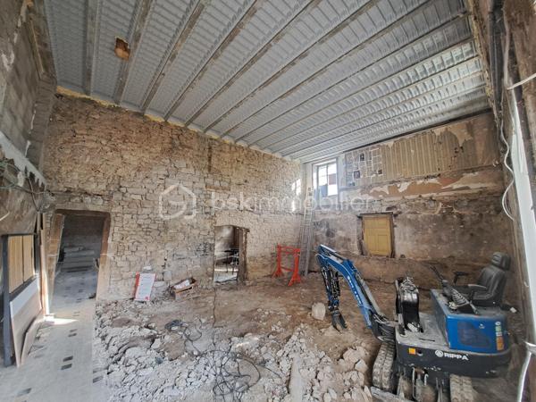 Situé à La Mouille – Hauts de Bienne (39400), à seulement 15 km de la frontière suisse, ancien relais douanier en pierres offrant un fort potentiel de rénovation et d’aménagement.

Édifiée sur un terrain de 3 796 m², cette bâtisse de caractère développe environ 200 m² au sol répartis sur 3 niveaux, avec de très beaux volumes et une belle hauteur sous plafond.

Une partie habitable d’environ 60 m² est déjà aménagée au 1er étage et comprend :
une cuisine ouverte sur la pièce de vie, une chambre, une salle de bain, un WC.

Le reste du bâtiment offre d’importants espaces à réhabiliter avec plusieurs volumes sur deux niveaux, laissant libre cours à de nombreux projets :
grande maison familiale, création de plusieurs logements, investissement locatif, gîtes ou activité touristique.

Les travaux de rénovation ont déjà été engagés :
une partie des dalles est réalisée, structure et volumes déjà ouverts, nombreuses ouvertures apportant une belle luminosité, grandes fenêtres au rez-de-chaussée.
La toiture est en bon état.
Le bien est raccordé au tout-à-l’égout.
Fenêtres présentes sur tous les niveaux en simple vitrage.
Le matériel nécessaire à la réalisation des dalles restantes est vendu avec le bien.
Une petite dépendance d’environ 30 m² complète la propriété.
