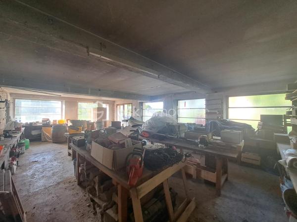Situé à La Mouille – Hauts de Bienne (39400), à seulement 15 km de la frontière suisse, ancien relais douanier en pierres offrant un fort potentiel de rénovation et d’aménagement.

Édifiée sur un terrain de 3 796 m², cette bâtisse de caractère développe environ 200 m² au sol répartis sur 3 niveaux, avec de très beaux volumes et une belle hauteur sous plafond.

Une partie habitable d’environ 60 m² est déjà aménagée au 1er étage et comprend :
une cuisine ouverte sur la pièce de vie, une chambre, une salle de bain, un WC.

Le reste du bâtiment offre d’importants espaces à réhabiliter avec plusieurs volumes sur deux niveaux, laissant libre cours à de nombreux projets :
grande maison familiale, création de plusieurs logements, investissement locatif, gîtes ou activité touristique.

Les travaux de rénovation ont déjà été engagés :
une partie des dalles est réalisée, structure et volumes déjà ouverts, nombreuses ouvertures apportant une belle luminosité, grandes fenêtres au rez-de-chaussée.
La toiture est en bon état.
Le bien est raccordé au tout-à-l’égout.
Fenêtres présentes sur tous les niveaux en simple vitrage.
Le matériel nécessaire à la réalisation des dalles restantes est vendu avec le bien.
Une petite dépendance d’environ 30 m² complète la propriété.