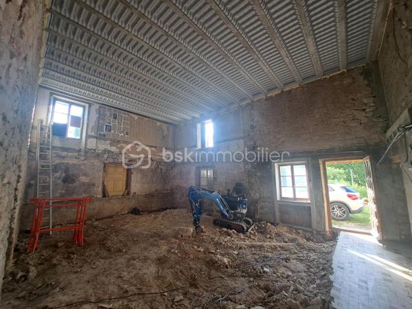Situé à La Mouille – Hauts de Bienne (39400), à seulement 15 km de la frontière suisse, ancien relais douanier en pierres offrant un fort potentiel de rénovation et d’aménagement.

Édifiée sur un terrain de 3 796 m², cette bâtisse de caractère développe environ 200 m² au sol répartis sur 3 niveaux, avec de très beaux volumes et une belle hauteur sous plafond.

Une partie habitable d’environ 60 m² est déjà aménagée au 1er étage et comprend :
une cuisine ouverte sur la pièce de vie, une chambre, une salle de bain, un WC.

Le reste du bâtiment offre d’importants espaces à réhabiliter avec plusieurs volumes sur deux niveaux, laissant libre cours à de nombreux projets :
grande maison familiale, création de plusieurs logements, investissement locatif, gîtes ou activité touristique.

Les travaux de rénovation ont déjà été engagés :
une partie des dalles est réalisée, structure et volumes déjà ouverts, nombreuses ouvertures apportant une belle luminosité, grandes fenêtres au rez-de-chaussée.
La toiture est en bon état.
Le bien est raccordé au tout-à-l’égout.
Fenêtres présentes sur tous les niveaux en simple vitrage.
Le matériel nécessaire à la réalisation des dalles restantes est vendu avec le bien.
Une petite dépendance d’environ 30 m² complète la propriété.