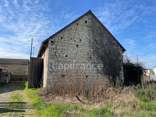 À NAINTRE (86) À vendre – Ensemble Grange 155 m² avec toiture refaite et panneaux photovoltaïques – Terrain 1123 m²