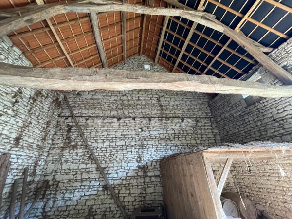 À NAINTRE (86) À vendre – Ensemble Grange 155 m² avec toiture refaite et panneaux photovoltaïques – Terrain 1123 m²