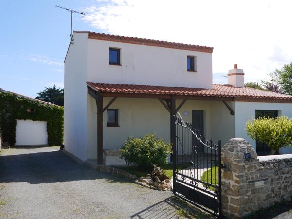 Dpt Vendée (85), entre PORNIC , MACHECOUL , CHALLANS et BEAUVOIR sur MER à louer BOUIN maison de 99 m² avec 3 chambres , 2 WC et 2 salles d' eau , garage , dépendance et terrain clos de 602 m²avec un