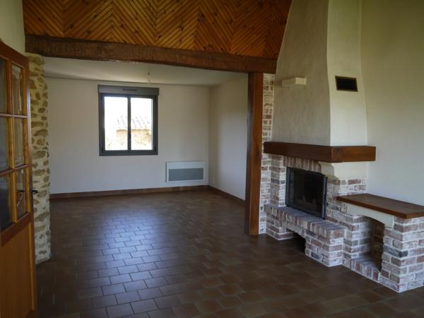 Dpt Vendée (85), entre PORNIC , MACHECOUL , CHALLANS et BEAUVOIR sur MER à louer BOUIN maison de 99 m² avec 3 chambres , 2 WC et 2 salles d' eau , garage , dépendance et terrain clos de 602 m²avec un