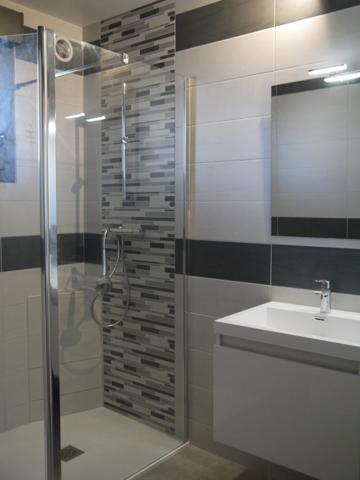 Dpt Vendée (85), entre PORNIC , MACHECOUL , CHALLANS et BEAUVOIR sur MER à louer BOUIN maison de 99 m² avec 3 chambres , 2 WC et 2 salles d' eau , garage , dépendance et terrain clos de 602 m²avec un