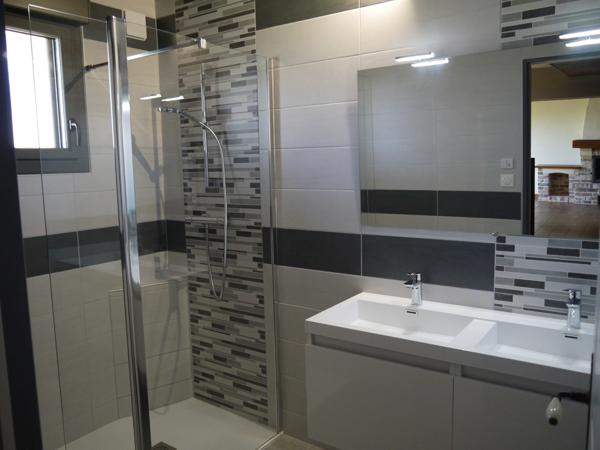 Dpt Vendée (85), entre PORNIC , MACHECOUL , CHALLANS et BEAUVOIR sur MER à louer BOUIN maison de 99 m² avec 3 chambres , 2 WC et 2 salles d' eau , garage , dépendance et terrain clos de 602 m²avec un