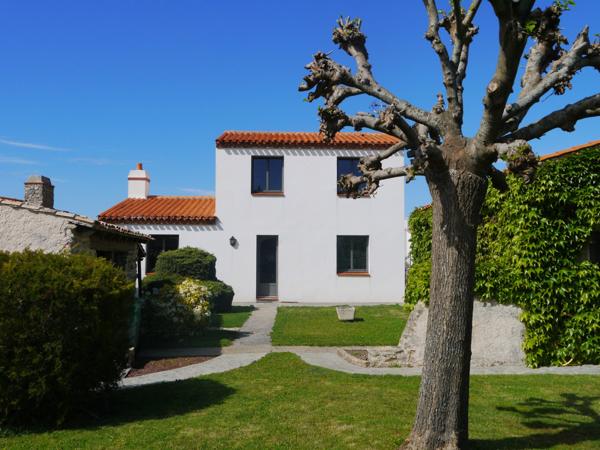 Dpt Vendée (85), entre PORNIC , MACHECOUL , CHALLANS et BEAUVOIR sur MER à louer BOUIN maison de 99 m² avec 3 chambres , 2 WC et 2 salles d' eau , garage , dépendance et terrain clos de 602 m²avec un