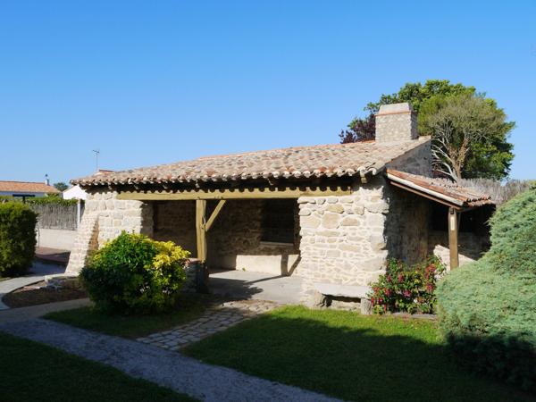 Dpt Vendée (85), entre PORNIC , MACHECOUL , CHALLANS et BEAUVOIR sur MER à louer BOUIN maison de 99 m² avec 3 chambres , 2 WC et 2 salles d' eau , garage , dépendance et terrain clos de 602 m²avec un