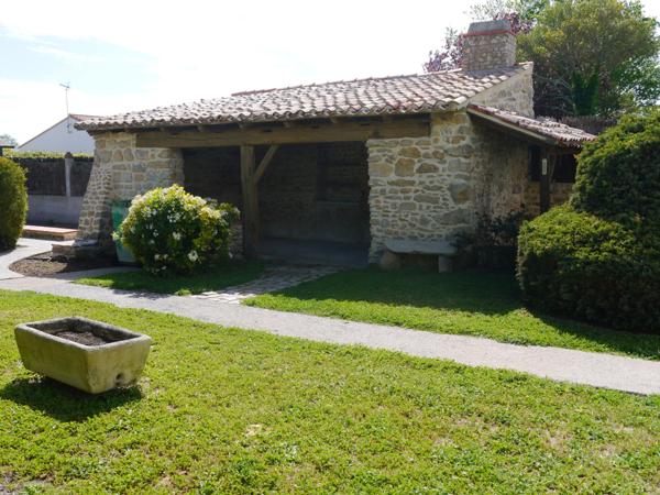 Dpt Vendée (85), entre PORNIC , MACHECOUL , CHALLANS et BEAUVOIR sur MER à louer BOUIN maison de 99 m² avec 3 chambres , 2 WC et 2 salles d' eau , garage , dépendance et terrain clos de 602 m²avec un