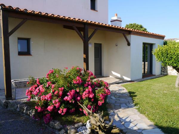 Dpt Vendée (85), entre PORNIC , MACHECOUL , CHALLANS et BEAUVOIR sur MER à louer BOUIN maison de 99 m² avec 3 chambres , 2 WC et 2 salles d' eau , garage , dépendance et terrain clos de 602 m²avec un