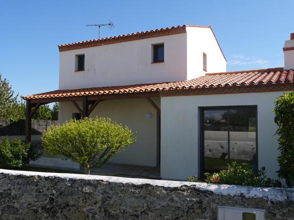 Dpt Vendée (85), entre PORNIC , MACHECOUL , CHALLANS et BEAUVOIR sur MER à louer BOUIN maison de 99 m² avec 3 chambres , 2 WC et 2 salles d' eau , garage , dépendance et terrain clos de 602 m²avec un
