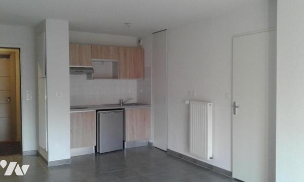 ROUTE  DE VANNES A DEUX PAS DU TRAMWAY 