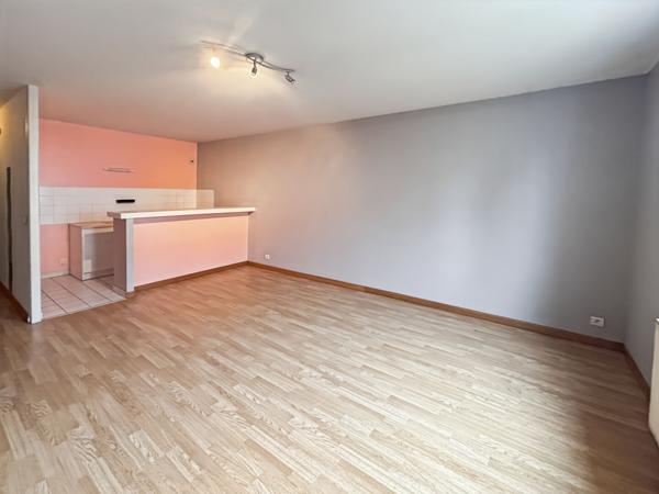 À LOUER - STUDIO - MENNECY