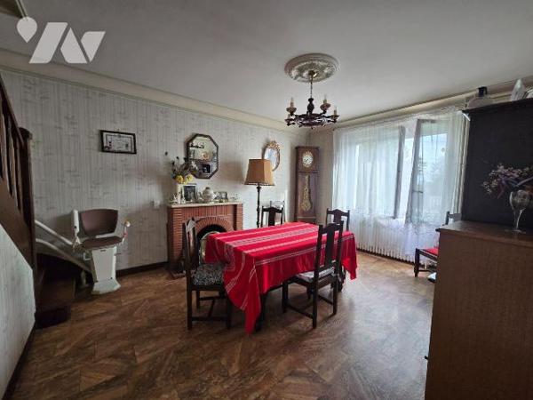  Proche centre-ville, maison en pierre de 112 m², comprenant  cuisine, couloir, séjour avec che...