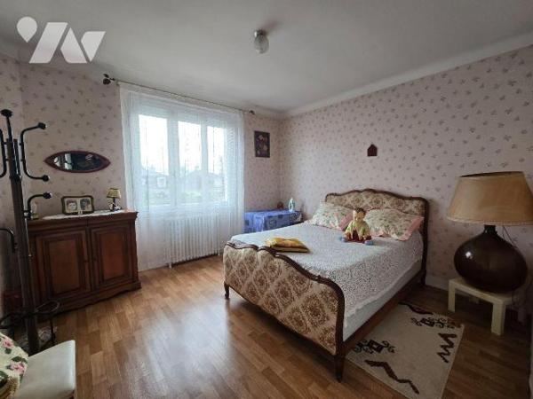  Proche centre-ville, maison en pierre de 112 m², comprenant  cuisine, couloir, séjour avec che...