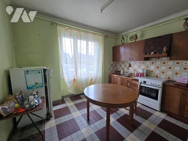  Proche centre-ville, maison en pierre de 112 m², comprenant  cuisine, couloir, séjour avec che...