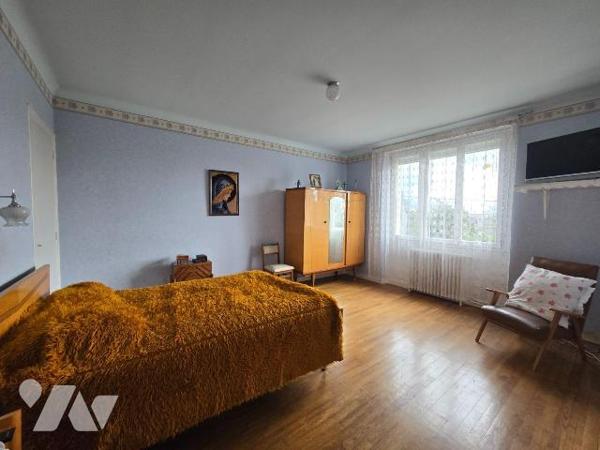  Proche centre-ville, maison en pierre de 112 m², comprenant  cuisine, couloir, séjour avec che...