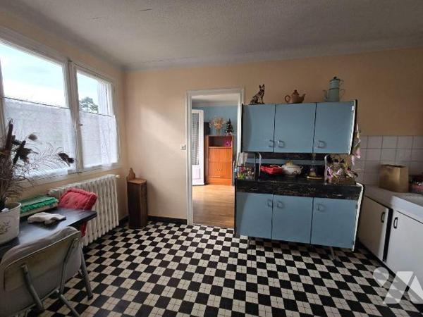  Proche centre-ville, maison en pierre de 112 m², comprenant  cuisine, couloir, séjour avec che...