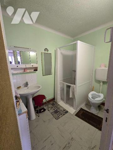  Proche centre-ville, maison en pierre de 112 m², comprenant  cuisine, couloir, séjour avec che...