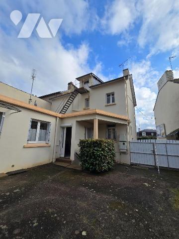  Proche centre-ville, maison en pierre de 112 m², comprenant  cuisine, couloir, séjour avec che...