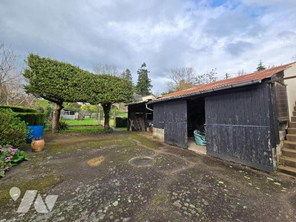  Proche centre-ville, maison en pierre de 112 m², comprenant  cuisine, couloir, séjour avec che...