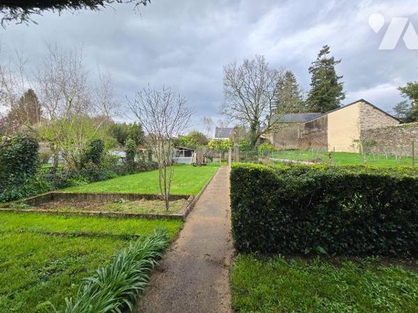  Proche centre-ville, maison en pierre de 112 m², comprenant  cuisine, couloir, séjour avec che...