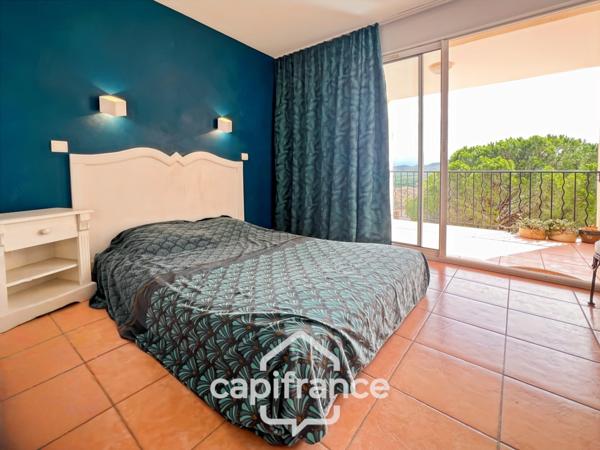 Domaine de Pont Royal, Duplex T3 de 49m2 situé sur le haut du Village, 2 chambres 2 terrasses, belle exposition, ascenseur, place de parking