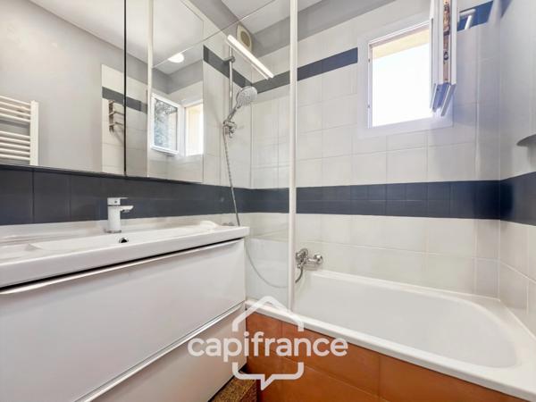 Domaine de Pont Royal, Duplex T3 de 49m2 situé sur le haut du Village, 2 chambres 2 terrasses, belle exposition, ascenseur, place de parking