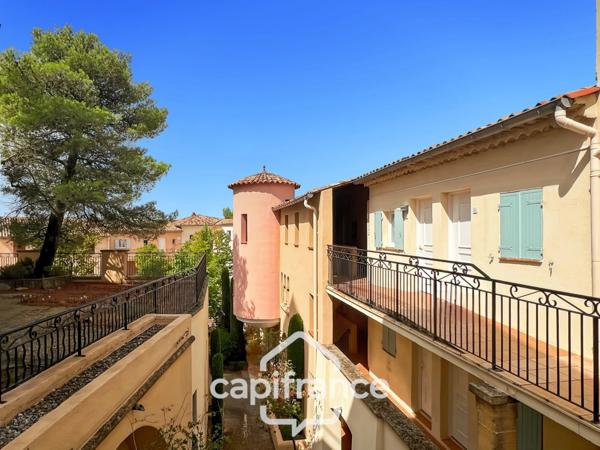 Domaine de Pont Royal, Duplex T3 de 49m2 situé sur le haut du Village, 2 chambres 2 terrasses, belle exposition, ascenseur, place de parking