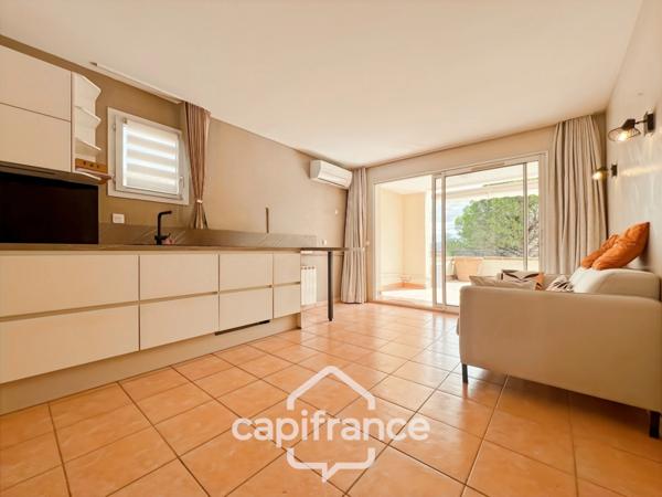 Domaine de Pont Royal, Duplex T3 de 49m2 situé sur le haut du Village, 2 chambres 2 terrasses, belle exposition, ascenseur, place de parking