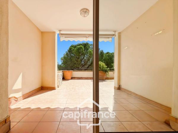 Domaine de Pont Royal, Duplex T3 de 49m2 situé sur le haut du Village, 2 chambres 2 terrasses, belle exposition, ascenseur, place de parking