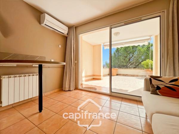 Domaine de Pont Royal, Duplex T3 de 49m2 situé sur le haut du Village, 2 chambres 2 terrasses, belle exposition, ascenseur, place de parking