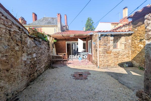 Maison en pierre, centre ville Moutiers sur le lay