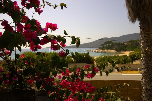 Très belle vue mer, plage à 30 mètres.