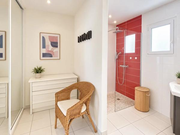 Vente                                                      Maison
                        
                                         118 m2                     à Saint-Léger-les-Vignes