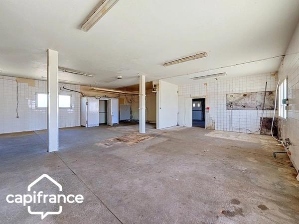 Local d’activité 260 m² + logement 132 m² – parking privé – terrain 1 690 m² – forte visibilité – Thouars (79100)