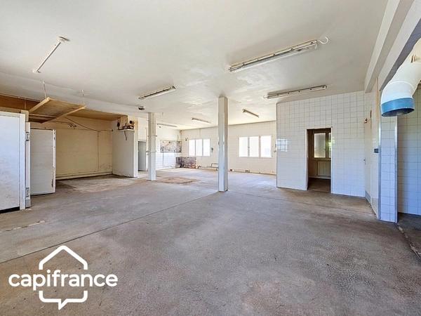 Local d’activité 260 m² + logement 132 m² – parking privé – terrain 1 690 m² – forte visibilité – Thouars (79100)