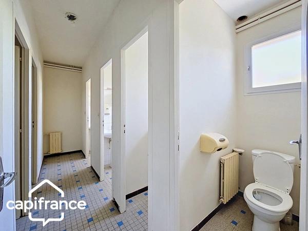 Local d’activité 260 m² + logement 132 m² – parking privé – terrain 1 690 m² – forte visibilité – Thouars (79100)