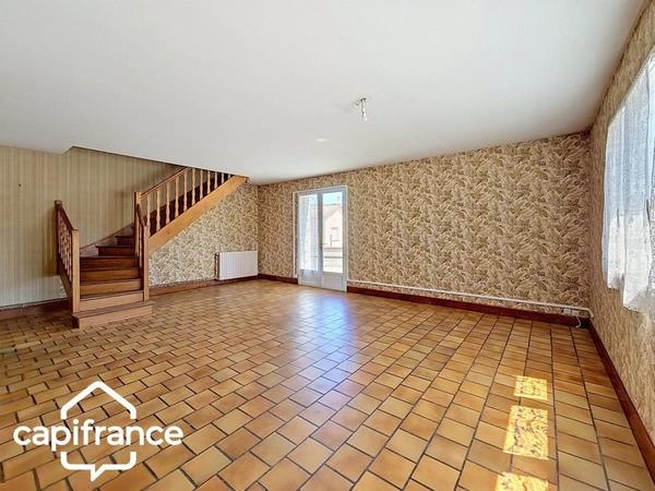 Local d’activité 260 m² + logement 132 m² – parking privé – terrain 1 690 m² – forte visibilité – Thouars (79100)