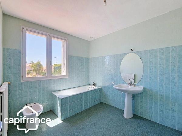 Local d’activité 260 m² + logement 132 m² – parking privé – terrain 1 690 m² – forte visibilité – Thouars (79100)