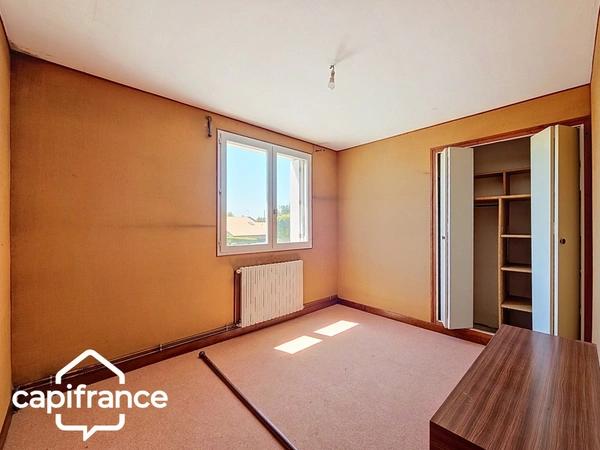 Local d’activité 260 m² + logement 132 m² – parking privé – terrain 1 690 m² – forte visibilité – Thouars (79100)