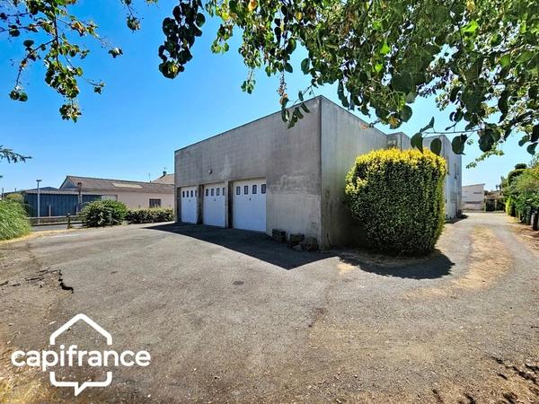 Local d’activité 260 m² + logement 132 m² – parking privé – terrain 1 690 m² – forte visibilité – Thouars (79100)