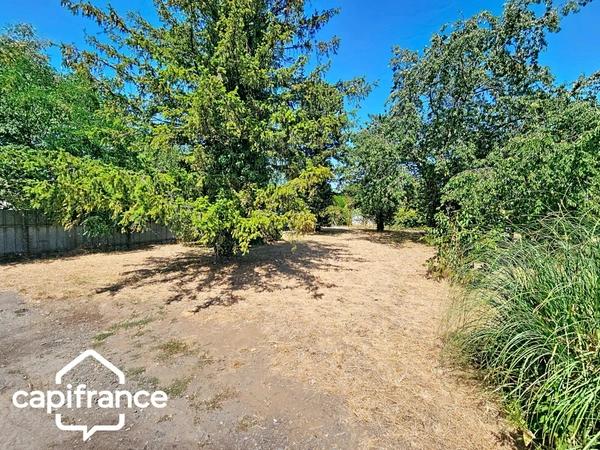 Local d’activité 260 m² + logement 132 m² – parking privé – terrain 1 690 m² – forte visibilité – Thouars (79100)