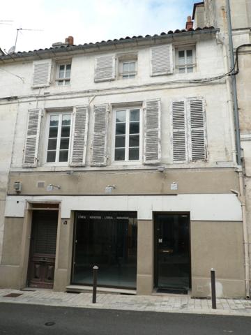 COGNAC Rue Piétonne A Vendre Local Commercial + Logement